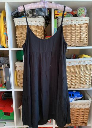 Сарафан на бретельках: чорне плаття трапеція