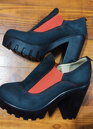 Чорні з червоним замшеві туфлі ботильйони на грубій рельєфною підошві накаблуке kasandra