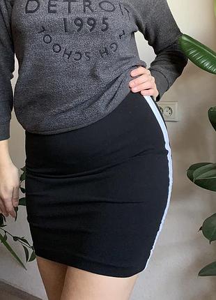 Черная обтягивающая юбка мини