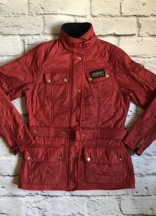 Сногсшибательная ярко красная стеганка barbour