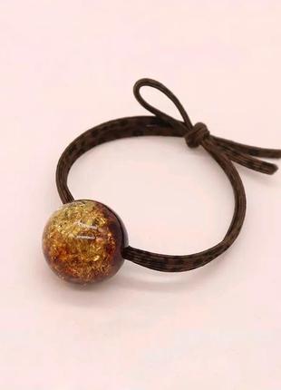 Резиночка для волос коричневого цвета с декором шариком