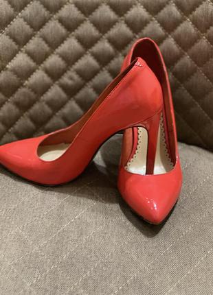 Продам класичні червоні туфлі
