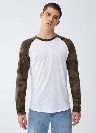 Лонгслив реглан белый с контрастными рукавами в камуфляжный принт хлопковый pull & bear