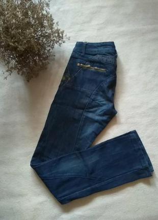 Крутые синие джинсы зауженные с принтом