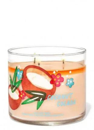 Трехфитильная свічка ароматизована bath and body works coconut colada