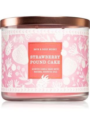 Трехфитильная свічка ароматизована bath and body works strawberry pound cake