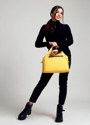 Женская стильная и вместительная спортивная желтая сумка5 фото