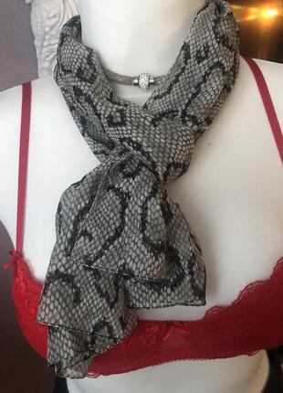 Хустка зі зміїним принтом