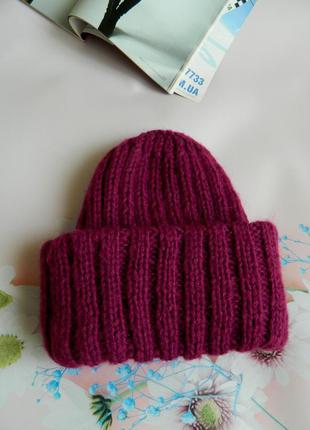 Об'ємна в'язана шапка мохер кольору фуксії шапка в стилі такори hand made