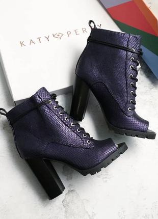 Katy perry оригинал черные с фиолетовым отливом кожаные ботильоны на широком каблуке