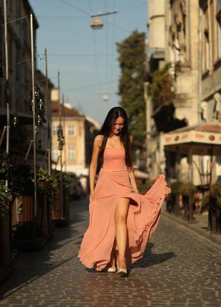 Красивое платье со шлейфом