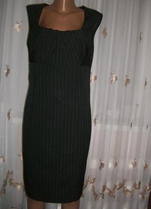 Строгое платье-сарафан черного цвета в полоску