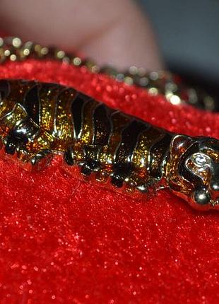 Золотиста ланцюжок з рідкісною підвіскою у вигляді тигриці від avon у фірмовій коробці