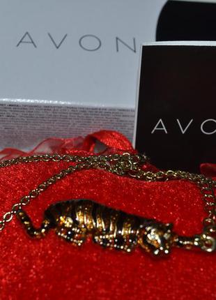 Золотистая цепочка с редкой подвеской  в виде тигрицы от avon в фирменной коробке4 фото