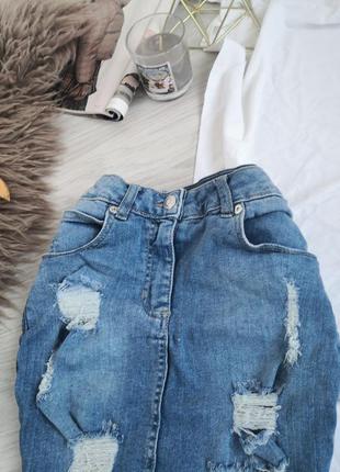 Голубая джинсовая юбка с фабричными рваностями5 фото