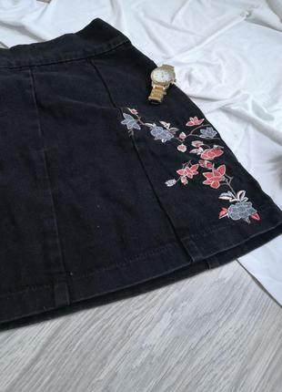 Джинсовая графитовая юбка трапеция с вышивкой4 фото
