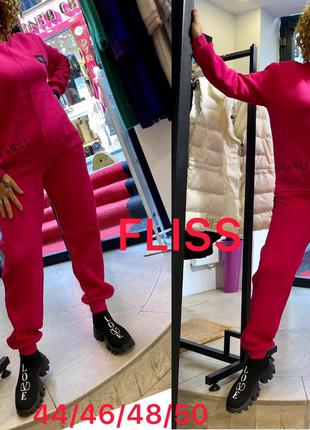 Стильний теплий костюм,висока якість.