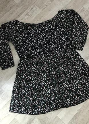 Женское платье с оголенными плечиками