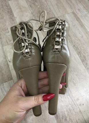 Жіночі туфлі на стійкому каблуці4 фото