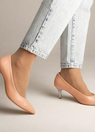 Туфли лодочки кожаные 36-40 woman's heel классические персиковые с заостренным носком на низком каблуке4 фото