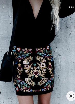 Оригінальна спідниця з вишивкою