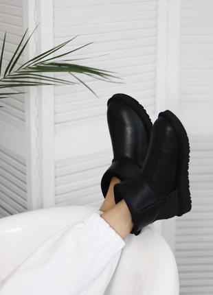 Зимові уггі ugg classic ii mini black leather5 фото