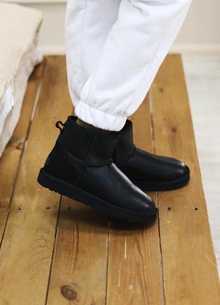 Зимові уггі ugg classic ii mini black leather9 фото