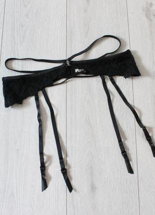 Эффектный, черный пояс для чулков с портупеей