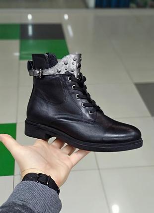 Ботинки кожаные.