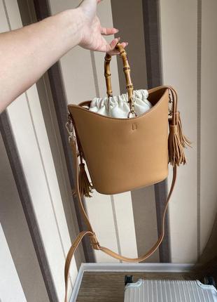 Шкіряна бежева сумочка / сумка діжечку з бамбуковою ручкою та пензликами3 фото