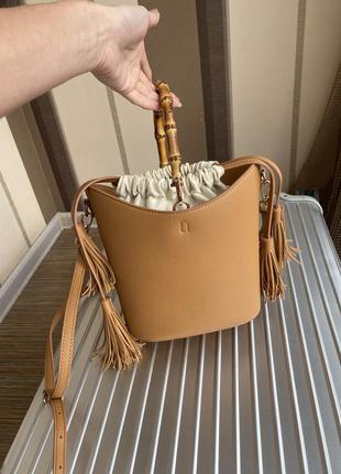 Шкіряна бежева сумочка / сумка діжечку з бамбуковою ручкою та пензликами9 фото