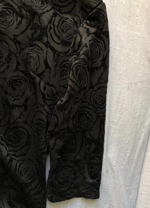 Плаття чорного кольору з трояндами5 фото