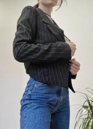 Трендовый укороченный пиджак из шерсти