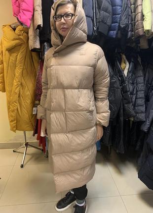 Бежева жіноча пухові довге пальто