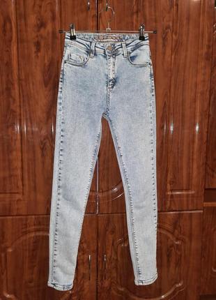 Джинси скінні