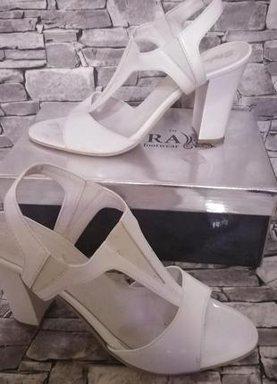 Босоножки женские белые лаковые на каблуке 40 р