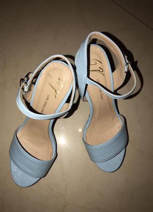 Голубые босоножки на широком каблуке6 фото