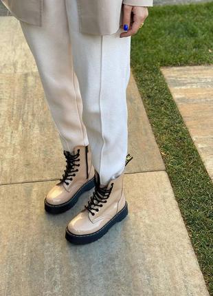 Dr martens jadon beige лакированные ботинки мартинс бежевые демисезонные8 фото