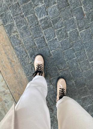 Dr martens jadon beige лакированные ботинки мартинс бежевые демисезонные5 фото
