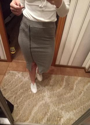 Щільна трикотажна спідниця міді