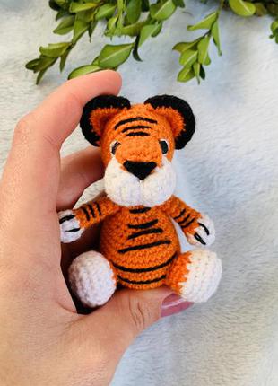 Вязаная игрушка тигр