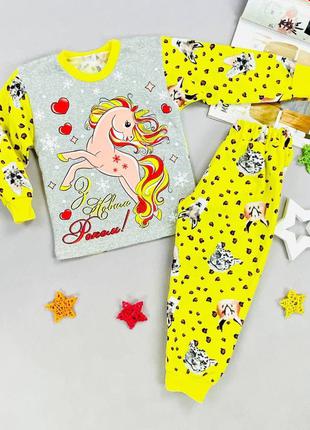 Тепла яскрава піжама для дітей.