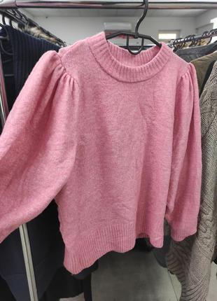 Нежный розовый свитер с плечиками h&m1 фото