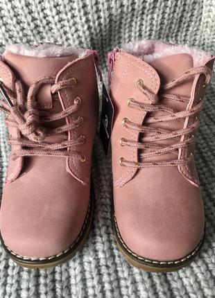 Трендові рожеві черевики для маленької модниці6 фото