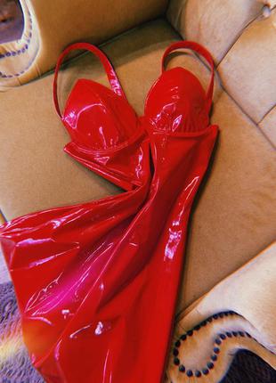 Сукня лакова