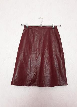 Юбка а-силуэта из лакированной экокожи бордовая