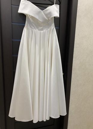 Платье свадебное с открытыми плечами