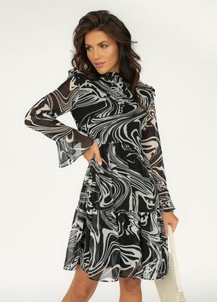 Шифонова сукня з абстрактним малюнком і оригінальним рукавом