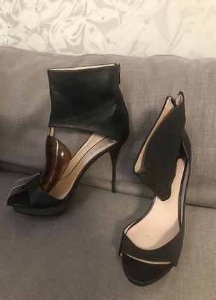Стильный босоножек высокий каблук р 41