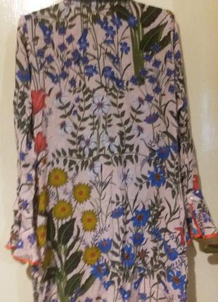 Нарядное шелковое платье с ярким цветочным принтом5 фото
